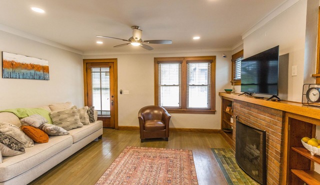 Spacious 3 bedroom home near KUMED and Westport in Kansas City