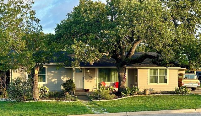 Spacious 3 bedroom hom in charming Marble Falls with WiFi, AC