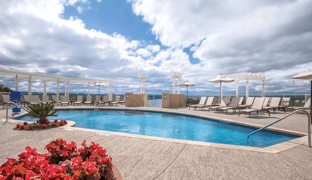 Spacious 3-bedroom Penthouse Accessible in charming Marble Falls