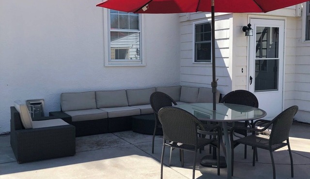 Spacious 3-bedroom house in peaceful neighborhood - WiFi, AC, full kitchen