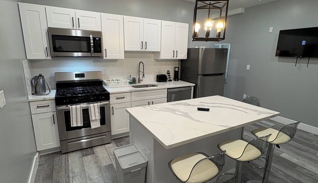 Spacious 3-bedroom apartment in delightful Philadelphia with WiFi, AC