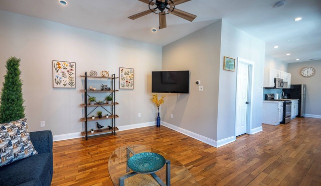 Spacious 3 Bedroom+Private Parking-Prime Location