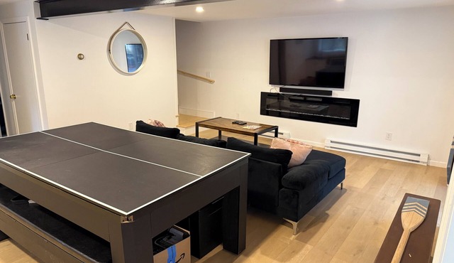 Spacious 3-bedroom house in the prestigious Lake Naomi community - sleeps 12!