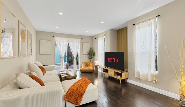 SPACIOUS 3-bedroom house FREE PARKING & Centrally Located Disney & Universal