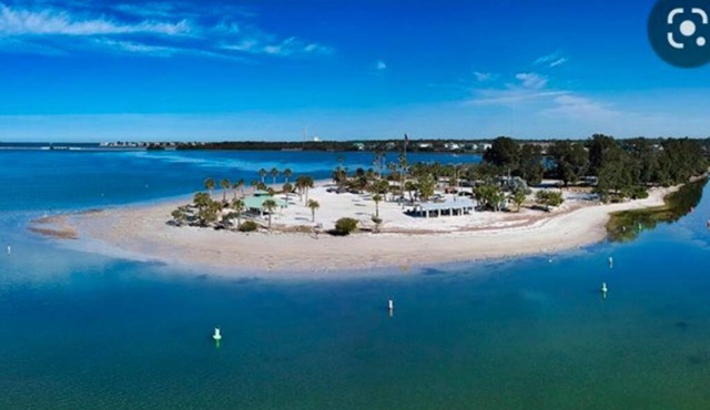 Spacious 3 Bedroom PET FRIENDLY!- Close to beach!