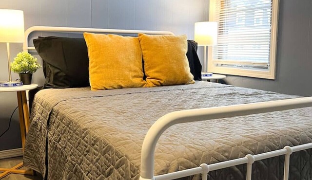 Spacious 3 Bedroom w/7 beds + Sleeps up to 10