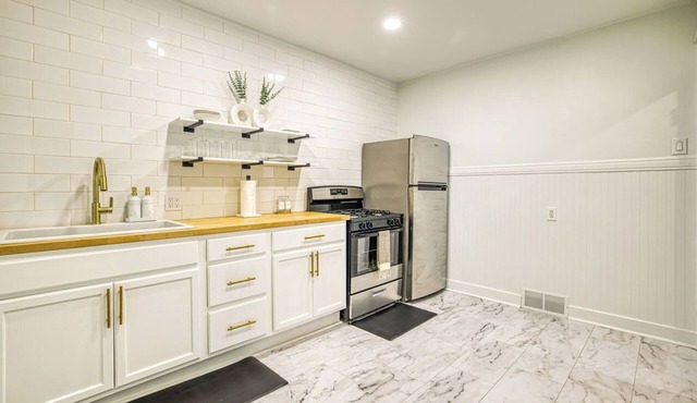 Spacious 3-bedroom with AC and WiFi in charming Syracuse