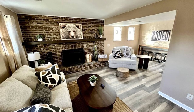 Spacious 3 Bedroom with Outdoor Pool in Mason