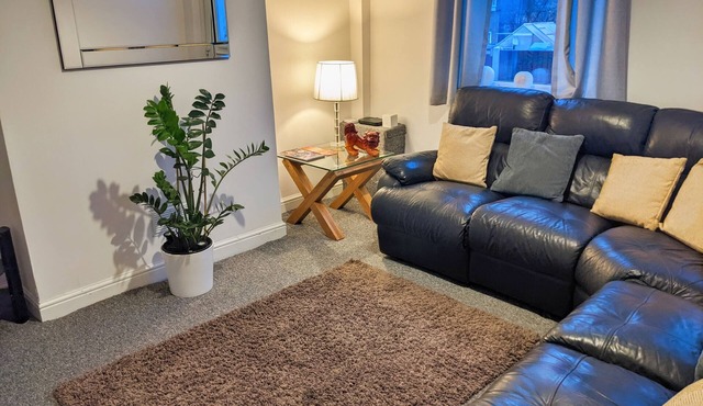 Spacious 3 bedroomed house close to Sherwood forest