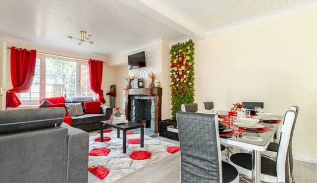 Spacious 3-bedrooms 2 bathrooms house. Sleeps 6-8 people with WiFi, Netflix etc