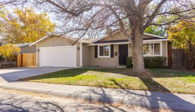 Spacious 3 bedrooms house with WiFi, AC in Wonderful Carson City