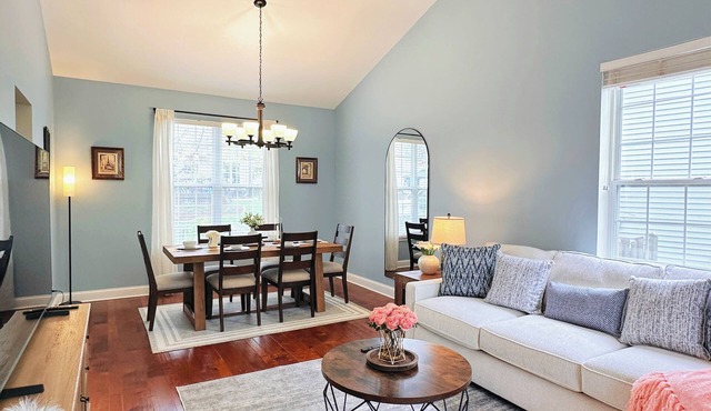 Spacious 3 bedrooms with Yard – Near Naperville, Chicago