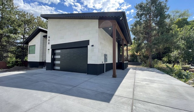 Spacious 3 Bedrooms with 2 King Beds and 2 Bathrooms