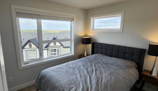 Spacious 3 BR Corner Townhome in Evanston Park!