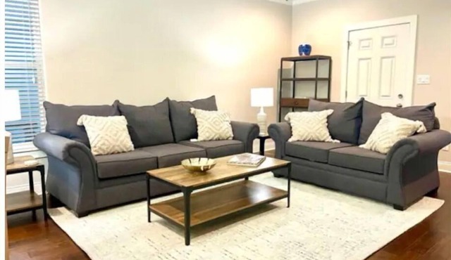 Spacious 3 BR Downtown Townhouse near Lake & Casinos