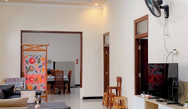 Spacious 3-BR Family Guest House in Central Solo with Kitchen & Laundry