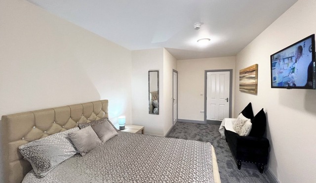 Spacious 3 BR Flat in Derby | Wi-Fi & Easy Transport