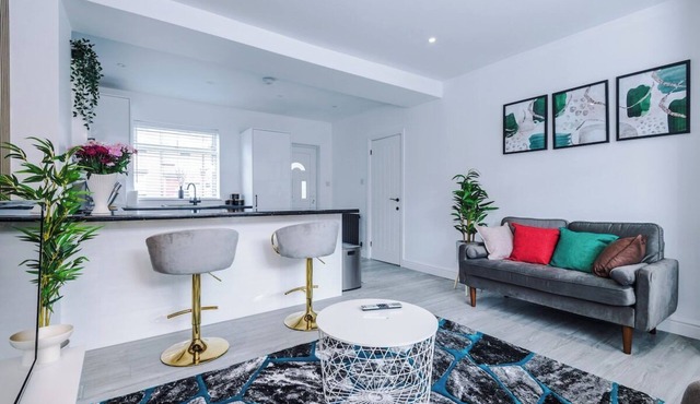 Spacious 3 br house near Leeds City Centre with free parking