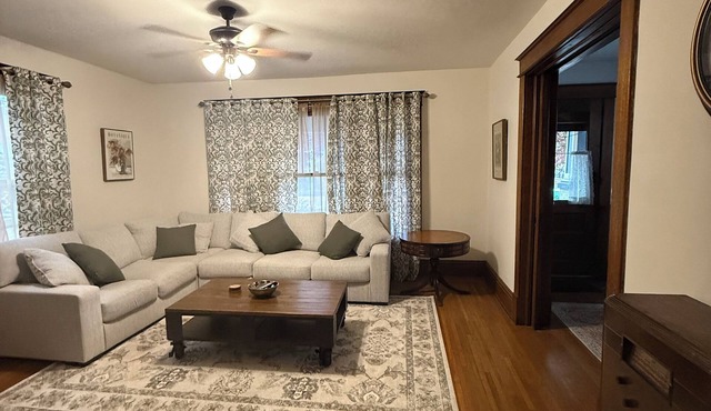 Spacious 3 BR King Beds BBQ 5 mins to ISU & Union Hospital