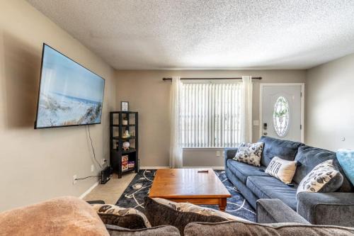 Spacious 3 BR Near NAS Jax l BBQ WiFi DirecTV