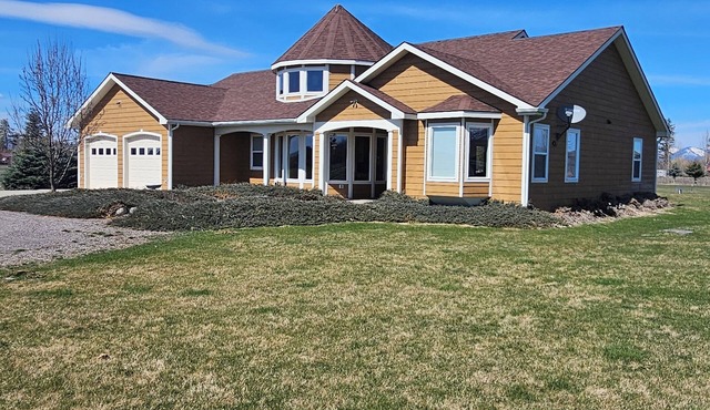 Spacious 3 BR Retreat Near Glacier Park - Sleeps 10 -Where Memories Are Made