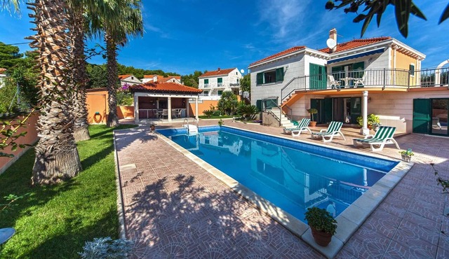 Spacious 3-BR Villa for 6+2 with pool, close to pebbly beaches