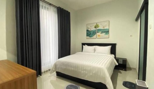 Spacious 3 BR Villa with Pool in Central of Batu