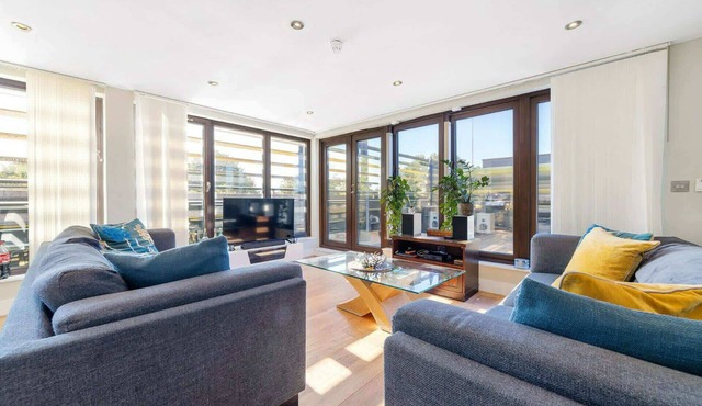 Spacious 3 Double Bed with Roof Terrace