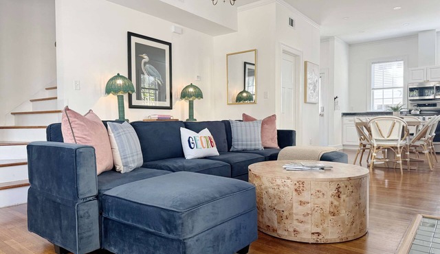 Spacious 3-Floor Downtown Retreat - Prime Location