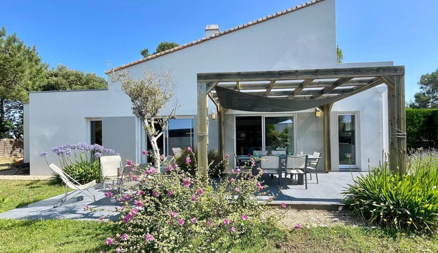 Spacious 3-bed home with garden, near center, parking, WIFI