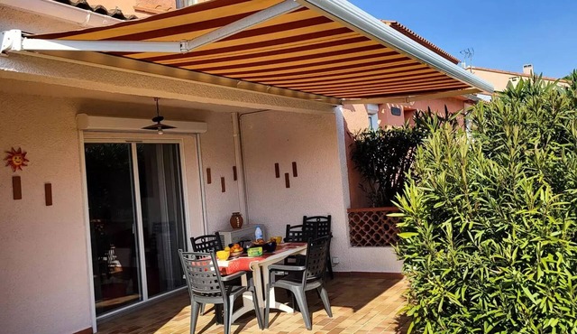 Spacious 3-bedroom bungalow, air-conditioned, near beach