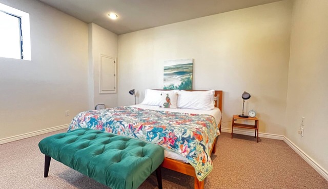 Spacious 3 full baths 10 beds 3-story house with private backyard in Del Valle