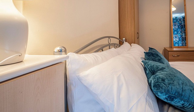 Spacious 3-bedroom house in Newcastle-under-Lyme with WiFi and parking