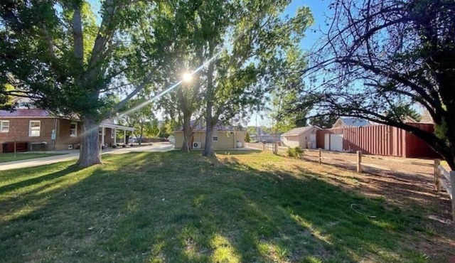 Spacious 3-Home Kanab Family & Business Retreat, Hot Tub Sauna Gym Firepits