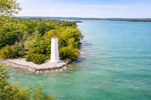 Spacious 3 Plus 1 Bedroom 2 Bath Cottage Retreat with Fire Pit and Pool Table