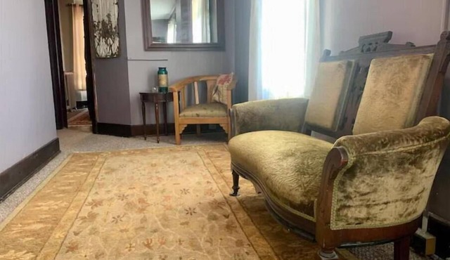 Spacious 3 Queen Suite - Centrally Located