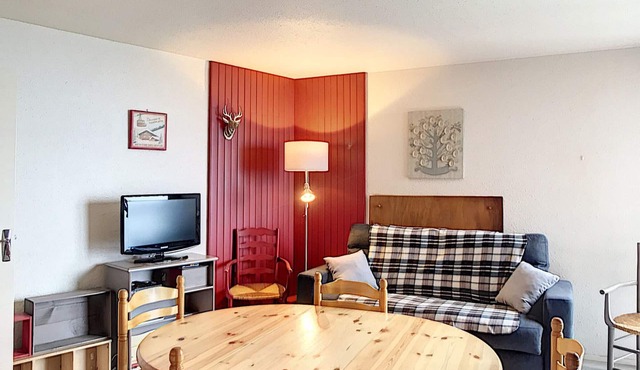 Spacious 3-room apartment in the center, mountain view