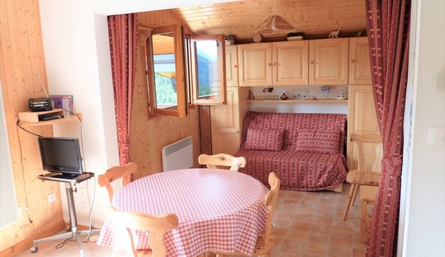 Spacious 3-room apartment with balcony, parking and mountain corner