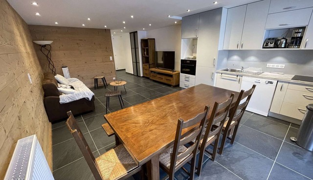 Spacious 3-Room Cabin Apt for 8 with Balcony, Near Ski Lifts and Shops in Vars