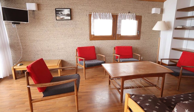 Spacious 3-room duplex with mezzanine 250m from slopes, parking, pets allowed