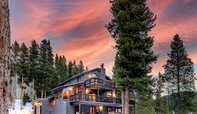 Spacious 3-Story Breck Mountain Home - Pet-Friendly, Peak 10 Views & Hot Tub