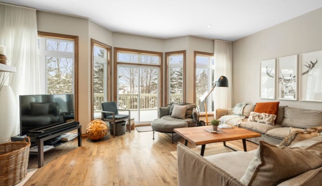 Spacious 3-Story Golfside Townhouse with Pool Access – Aiglon 1614
