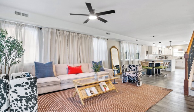 Spacious 3-Story Stay Sleeps 14 Downtown Indy+ Hot Tub & Modern Comfort