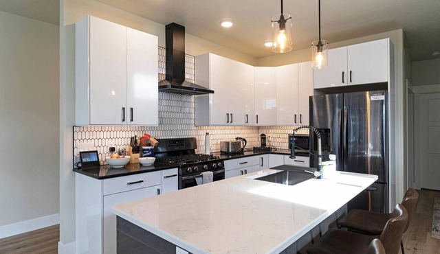Spacious, 3 story townhome with Mountain Views!