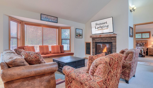 Spacious 3 Suite Retreat, Hot Tub, Bikes, SHARC