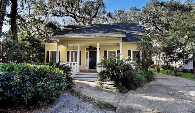 Spacious 3 bed/2.5 bath Home - 1.8 miles to Beach!