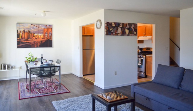 Spacious 3 bedrm 2.5 bathrm Town home free parking Discount for long stays