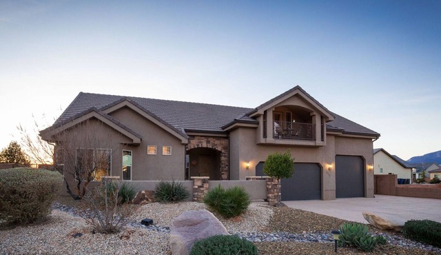 Spacious 3000 sq ft Home Parking galore Next to Sand Hollow Reservoir A+location