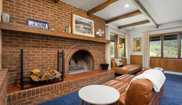 Spacious 3000 sq ft home, stunning views, close to slopes!