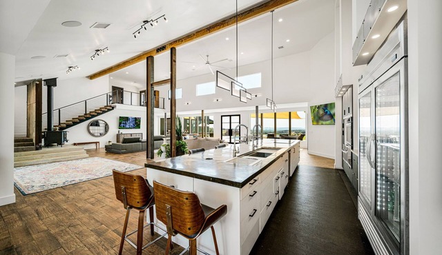 Spacious 310Acre Retreat w/Barn, Stunning Views, Pool & Wedding Venue 25+ Guests